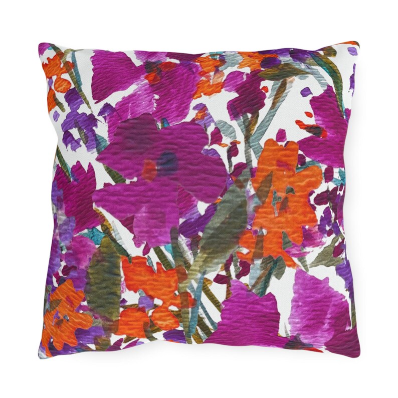 Almofada para área externa com estampa de jardim pintado | Resistente à água e aos raios UV, com flores vibrantes em tons de rosa, laranja e roxo. imagem 2