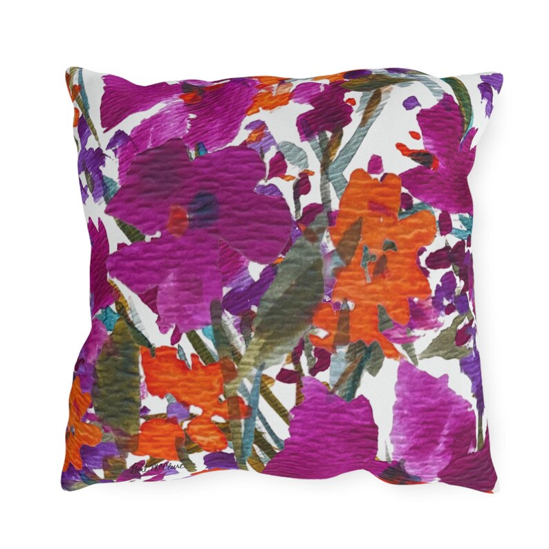 Almofada para área externa com estampa de jardim pintado | Resistente à água e aos raios UV, com flores vibrantes em tons de rosa, laranja e roxo. imagem 8