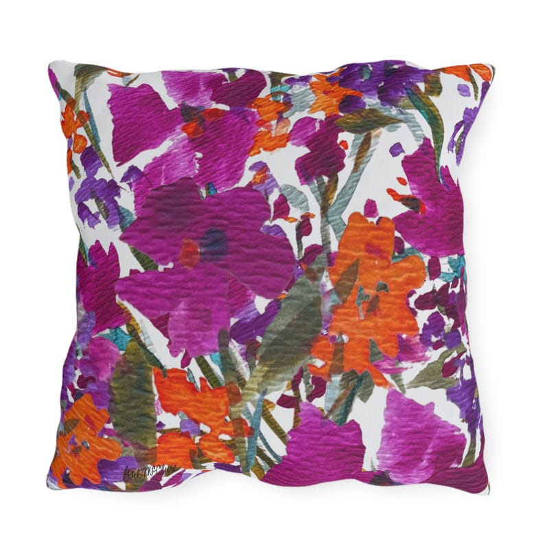Almofada para área externa com estampa de jardim pintado | Resistente à água e aos raios UV, com flores vibrantes em tons de rosa, laranja e roxo. imagem 9