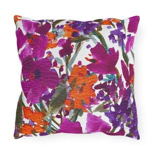 Almofada para área externa com estampa de jardim pintado | Resistente à água e aos raios UV, com flores vibrantes em tons de rosa, laranja e roxo. imagem 6