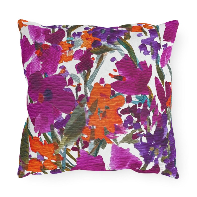 Almofada para área externa com estampa de jardim pintado | Resistente à água e aos raios UV, com flores vibrantes em tons de rosa, laranja e roxo. imagem 6