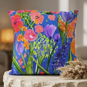 Flores de jardim em almofada azul para exterior