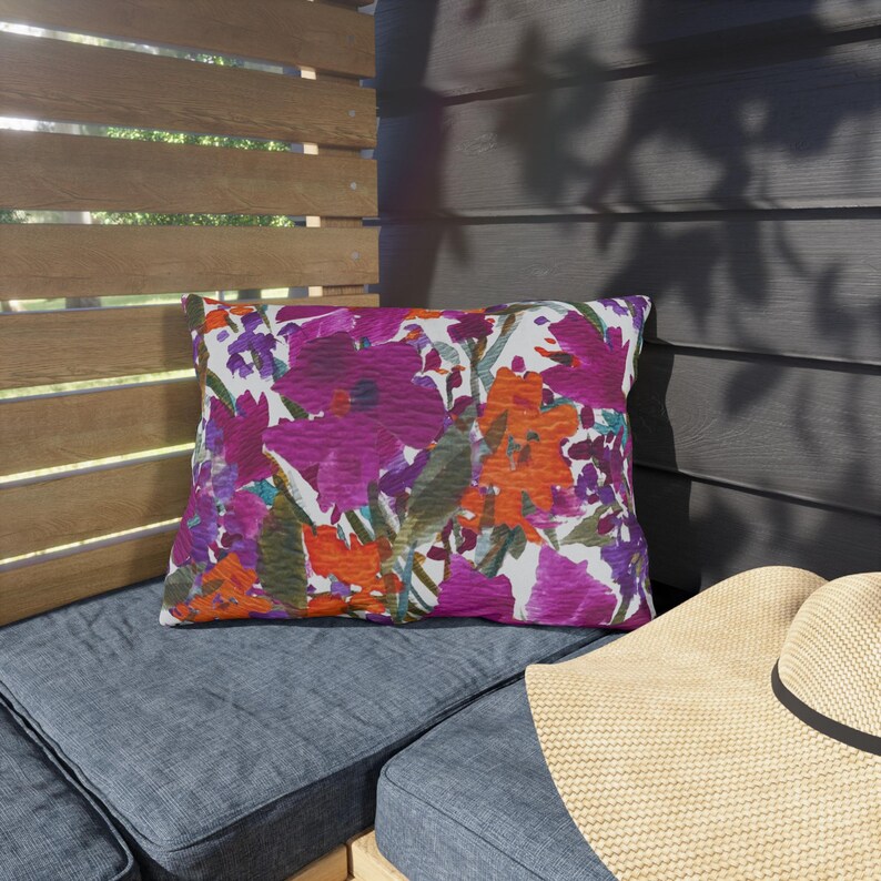 Almofada para área externa com estampa de jardim pintado | Resistente à água e aos raios UV, com flores vibrantes em tons de rosa, laranja e roxo. imagem 11