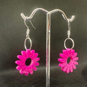 Kolczyki z różowego akrylu w kształcie stokrotek: srebrne kolczyki z kwiatowym wzorem w kształcie pętli