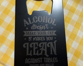 Tarjeta abrebotellas divertida / El alcohol no engorda, adelgaza / Abrebotellas de bolsillo / Regalo de broma / Regalo divertido para bebedores