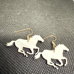White Horse Dangle Oorbellen- Westerse oorbellen- handgemaakte oorbellen-paardrijden geschenken