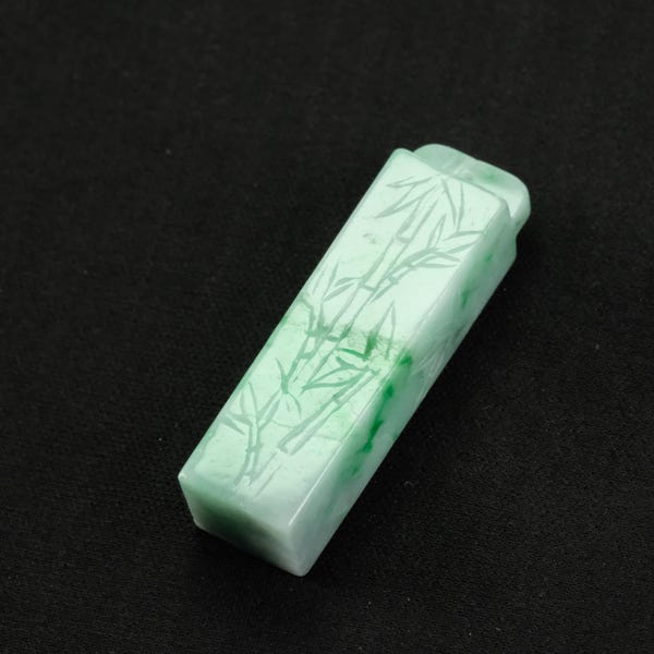 Pendentif colonne Rising Higher en bambou Seal Chop - Jadéite verte impériale de qualité naturelle