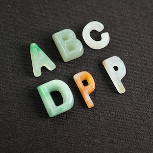 Colgante de jadeíta de Birmania hecho a mano con letras del alfabeto