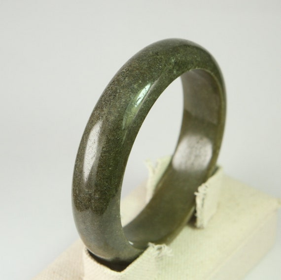 バングル　翡翠　ミャンマーのジェダイト 1点物】ミャンマー産 翡翠 (ジェダイト) 20x12mm バングル