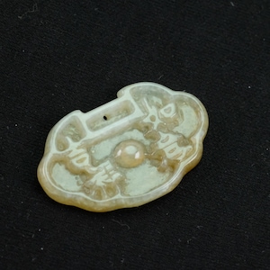 Colgante de jade jadeíta de Birmania natural amarillento de la suerte de Ruyi
