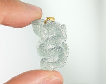 Ciondolo in giada naturale di giadeite fatto a mano con drago ghiacciato