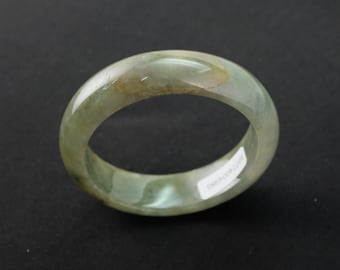 51 mm 赤みがかった緑色の認定された本物のビルマ産翡翠バングル