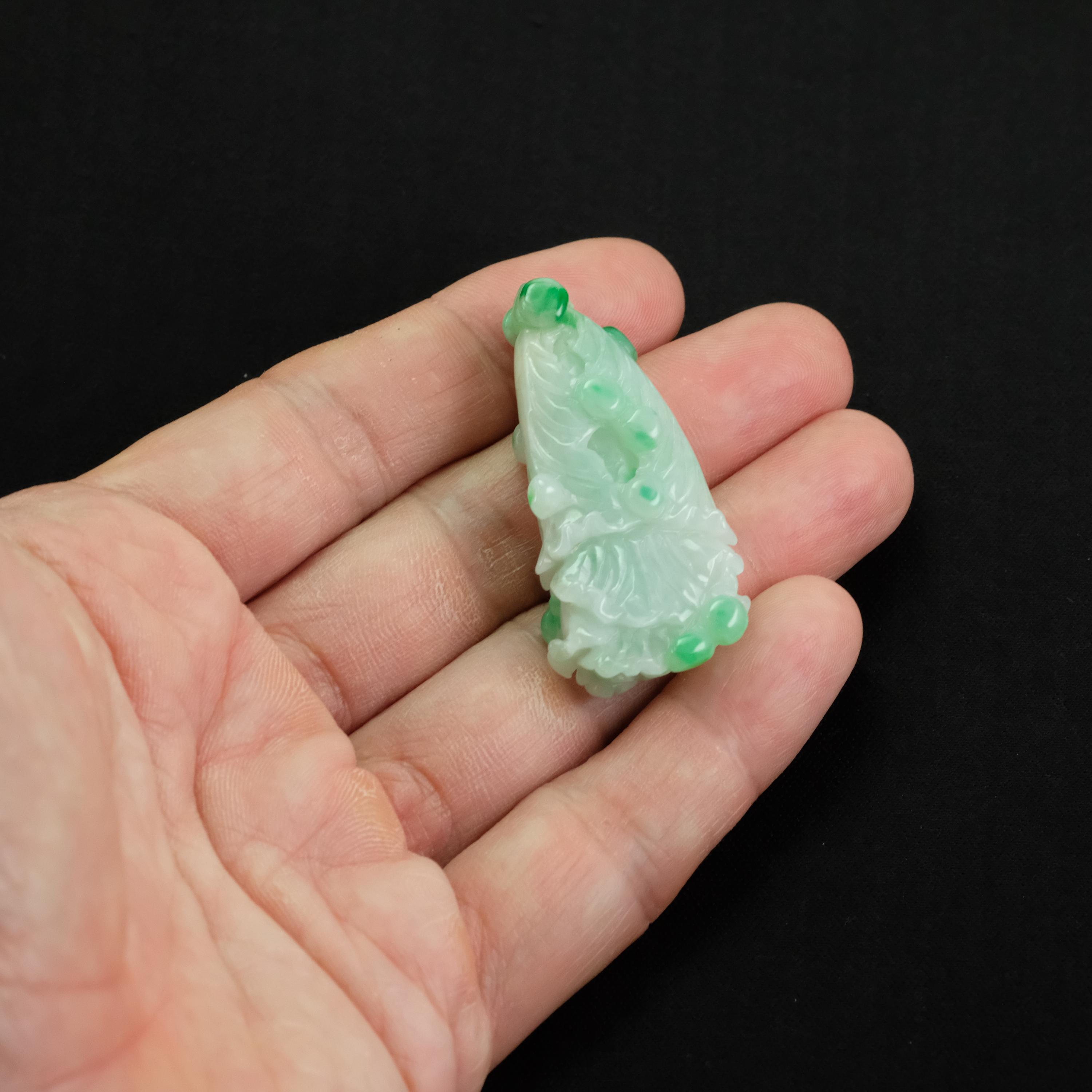 白菜の鮮やかなグリーンの手作り天然翡翠ペンダント - 繁栄の象徴 
