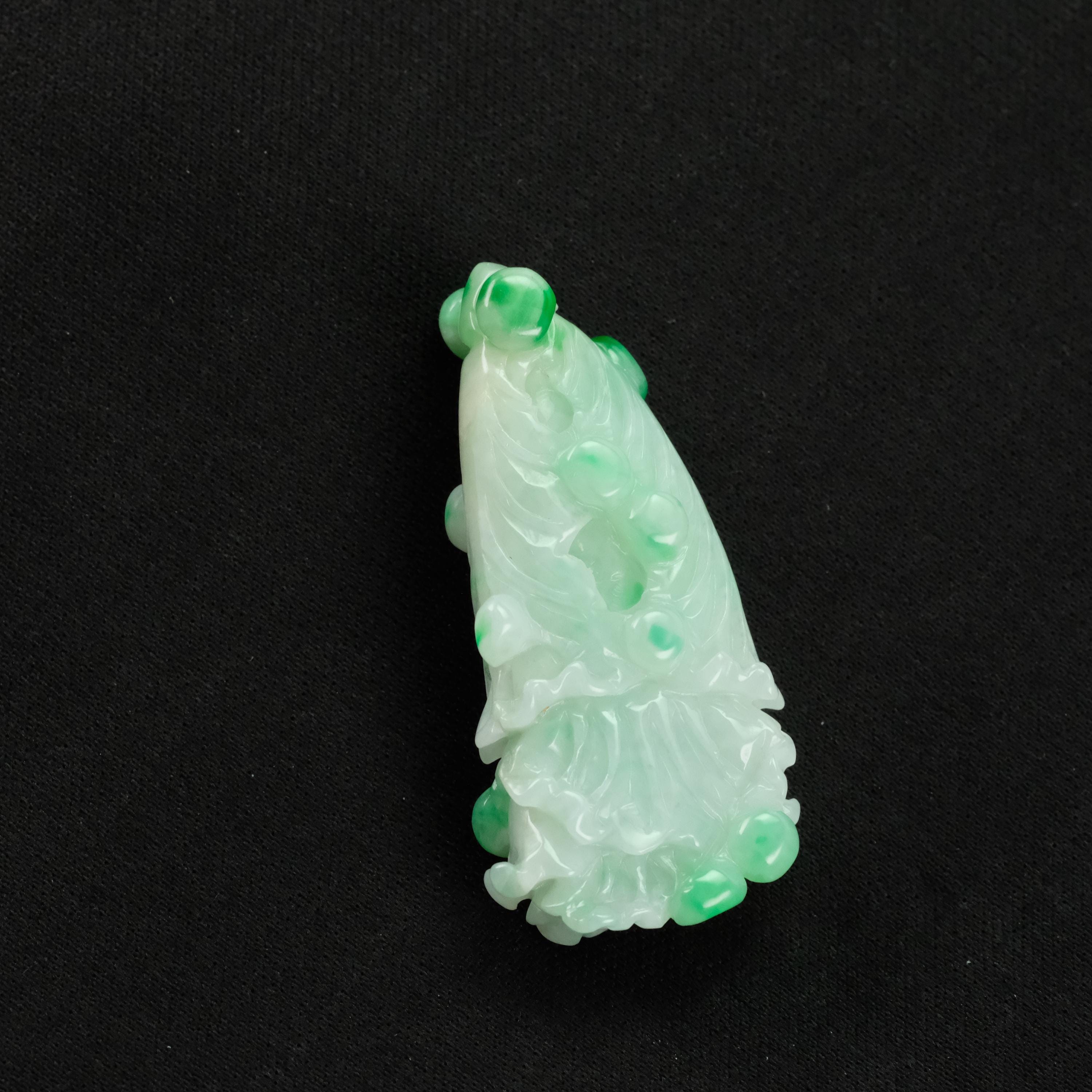白菜の鮮やかなグリーンの手作り天然翡翠ペンダント - 繁栄の象徴 