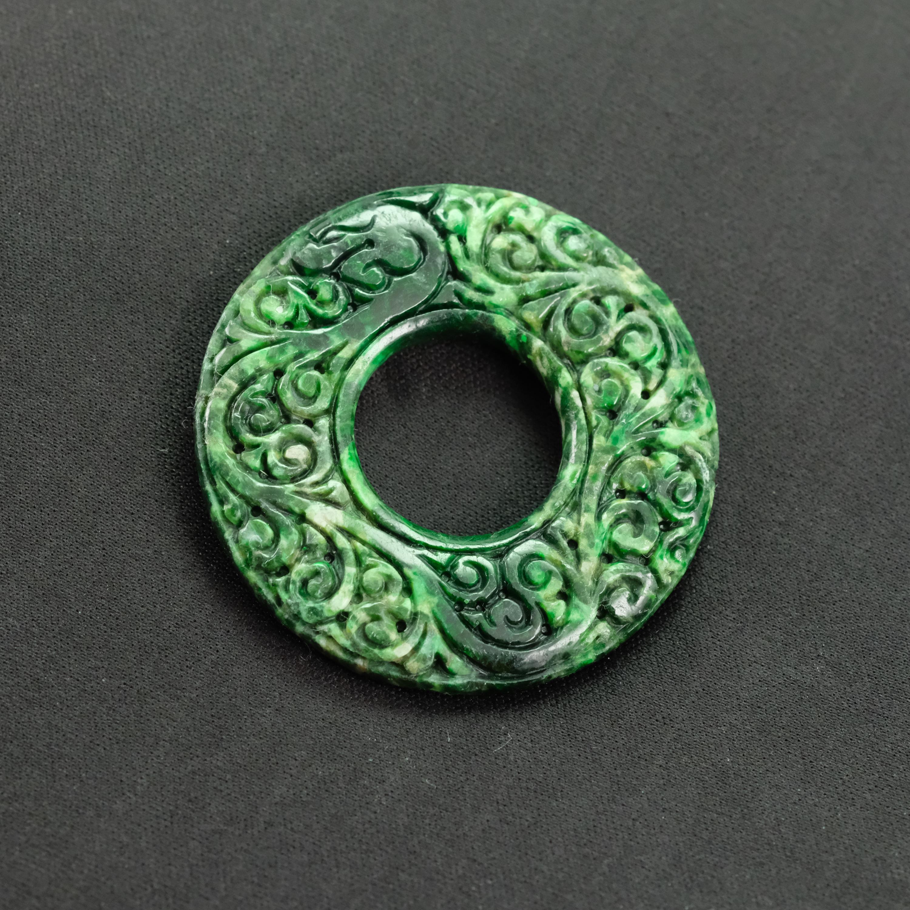 ビルマ　翡翠　ペンダント？　骨董 アンティークドラゴンビルマ翡翠ペンダント、濃いグリーン翡翠ドーナツ