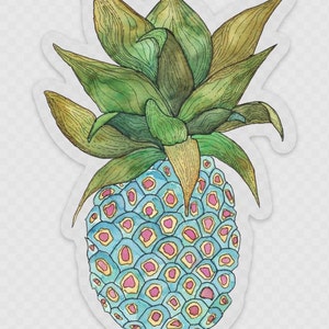 Op de afbeelding: Een aquarel-illustratie van een ananas met een blauwe en roze gepatenteerde schil en groene bladeren.