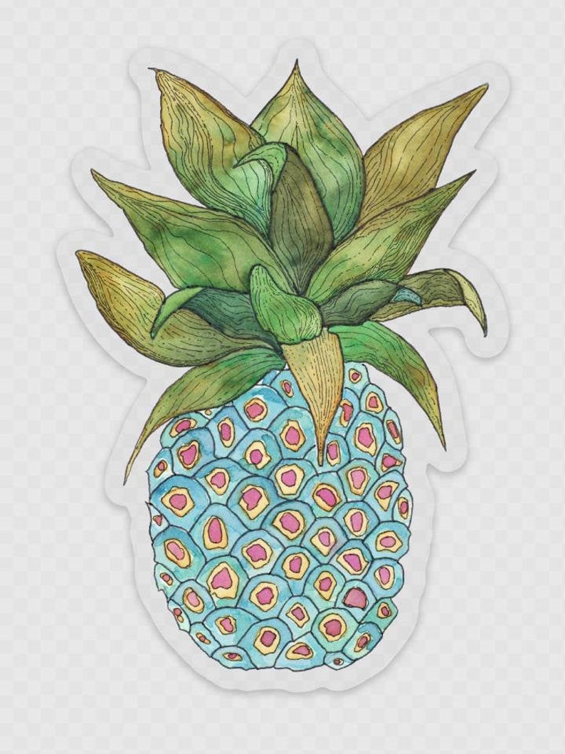 Op de afbeelding: Een aquarel-illustratie van een ananas met een blauwe en roze gepatenteerde schil en groene bladeren.