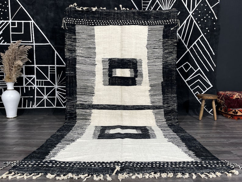 Geometric Handmade rug Black and White Moroccan rug Flat area rug Tapis Kilim Flat woven rug Moroccan Kilim Custom rug. imagem 1
