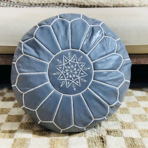 Luxus Grau Puffs Ottomane Fußhocker Leder Rund Leder Pouf Marokkanische Runde handgefertigte Bodenkissen, Ungepolsterter Pouf.