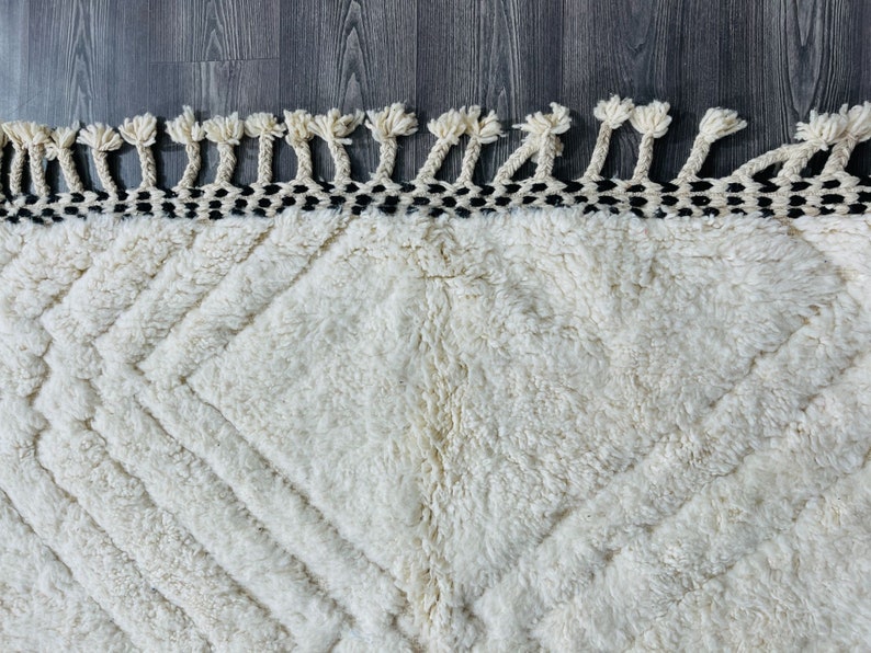 Gorgeous Beni Ourain Rug Moroccan Berber Tufted Rugs Solid White Carpet. image 8