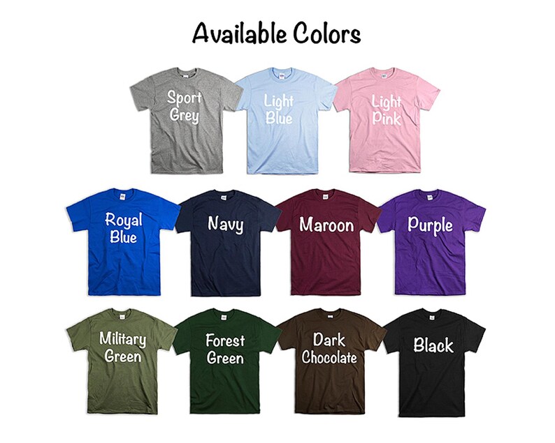 Może przedstawiać: Kolekcja koszulek w r&oacute;żnych kolorach, w tym Sport Grey, Light Blue, Light Pink, Royal Blue, Navy, Maroon, Purple, Military Green, Forest Green, Dark Chocolate i Black. Każda koszulka wyświetla nazwę koloru białym tekstem.