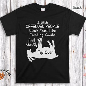 Może przedstawiać: Czarny t-shirt z białym napisem: "I Wish Offended People Would React Like Fainting Goats And Quietly Tip Over". Zawiera grafikę omdlewającej kozy. Koszulka pochodzi z Oak Lane Tees.
