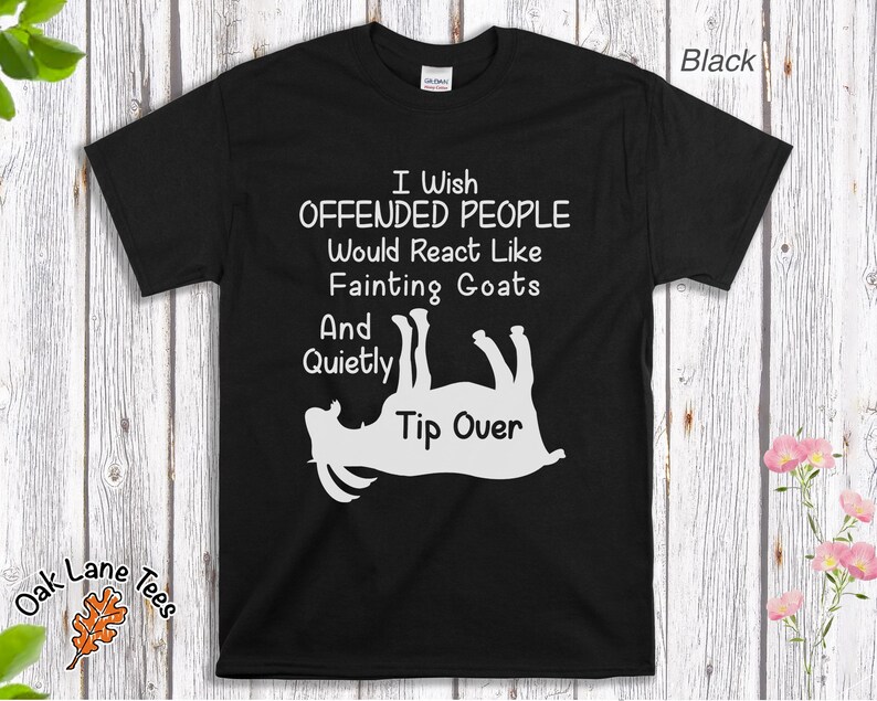 Może przedstawiać: Czarny t-shirt z białym napisem: "I Wish Offended People Would React Like Fainting Goats And Quietly Tip Over". Zawiera grafikę omdlewającej kozy. Koszulka pochodzi z Oak Lane Tees.