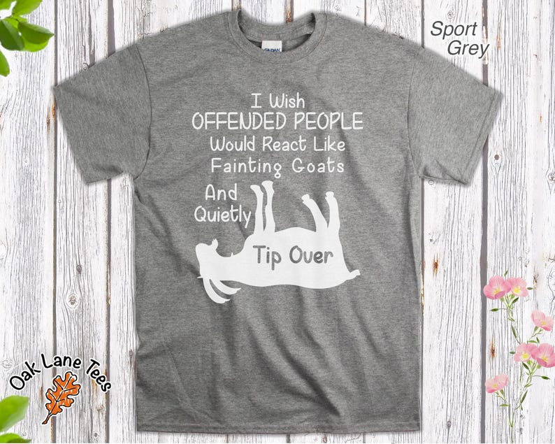 Może przedstawiać: Szara koszulka sportowa z białym napisem "I Wish Offended People Would React Like Fainting Goats And Quietly Tip Over". Koszulka posiada białą grafikę omdlewającej kozy. Nazwa marki "Oak Lane Tees" jest wydrukowana na dole po lewej stronie.