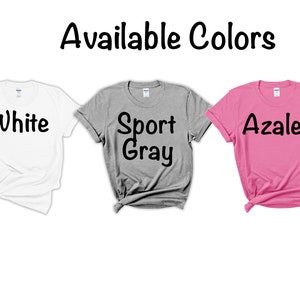 Puede incluir: Tres camisetas de diferentes colores: blanco, gris deportivo y azalea. Las camisetas est&aacute;n dobladas y dispuestas sobre un fondo blanco. El texto "Colores disponibles" est&aacute; escrito encima de las camisetas.