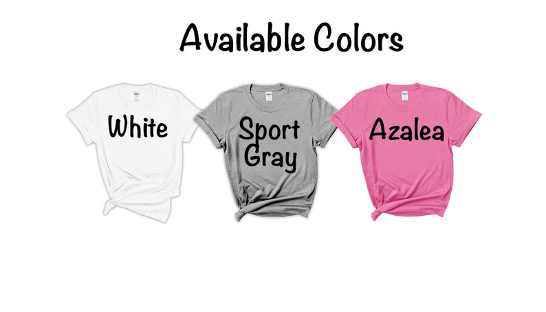 Puede incluir: Tres camisetas de diferentes colores: blanco, gris deportivo y azalea. Las camisetas est&aacute;n dobladas y dispuestas sobre un fondo blanco. El texto "Colores disponibles" est&aacute; escrito encima de las camisetas.