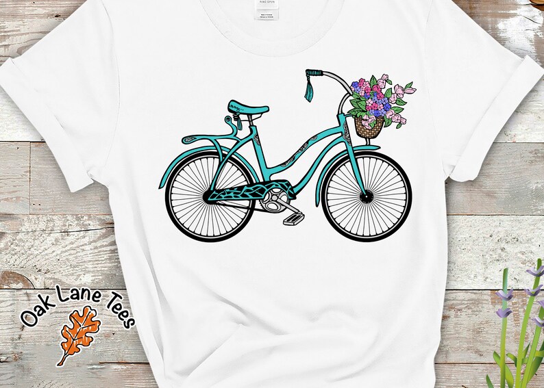 Puede incluir: Una bicicleta turquesa con una cesta de flores en el manillar. La bicicleta tiene un fondo blanco.