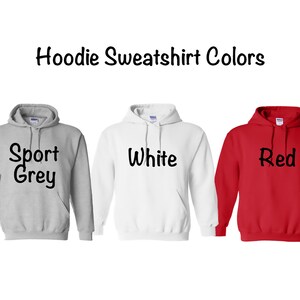 Pu&ograve; includere: Tre felpe con cappuccio in diversi colori: grigio sportivo, bianco e rosso. Ogni felpa ha il nome del colore stampato in nero sul davanti.