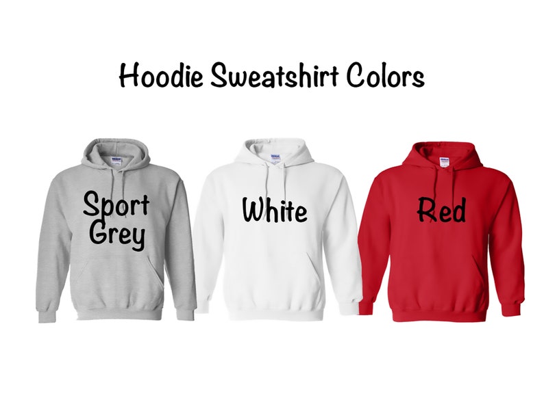 Pu&ograve; includere: Tre felpe con cappuccio in diversi colori: grigio sportivo, bianco e rosso. Ogni felpa ha il nome del colore stampato in nero sul davanti.