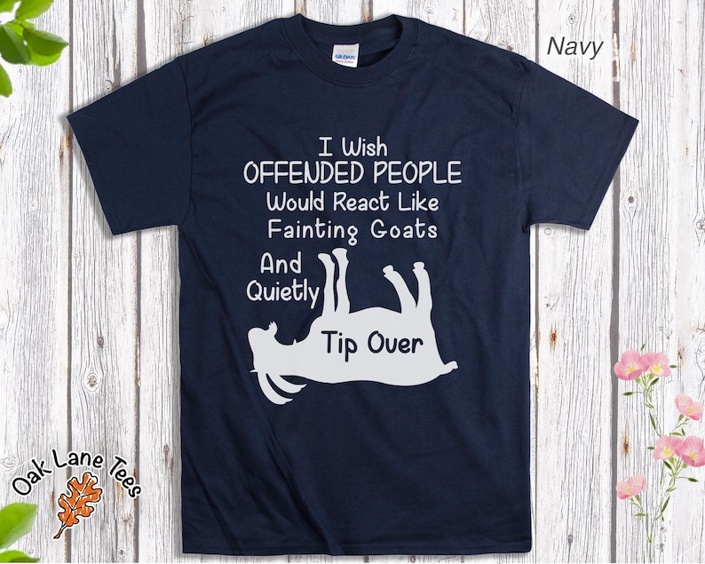 Może przedstawiać: Granatowa koszulka z białym napisem i grafiką omdlewającej kozy. Tekst brzmi: "I Wish Offended People Would React Like Fainting Goats And Quietly Tip Over." Koszulka pochodzi z Oak Lane Tees.