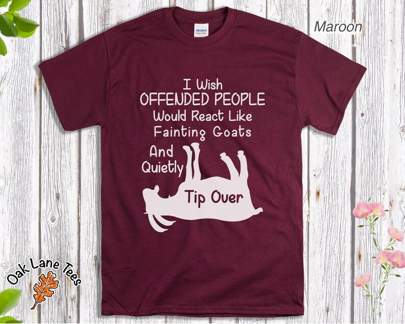 Może przedstawiać: Bordowa koszulka z białym tekstem i grafiką omdlewającej kozy. Tekst brzmi: "I Wish Offended People Would React Like Fainting Goats And Quietly Tip Over."