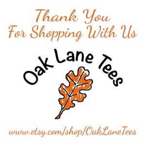 Może przedstawiać: Białe tło z napisem "Thank You For Shopping With Us" w pomarańczowym skrypcie. Słowa "Oak Lane Tees" są czarne, z pomarańczową grafiką liścia. Adres URL sklepu Etsy znajduje się na dole.