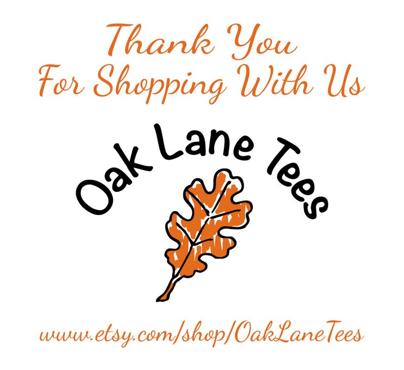 Może przedstawiać: Białe tło z napisem "Thank You For Shopping With Us" w pomarańczowym skrypcie. Słowa "Oak Lane Tees" są czarne, z pomarańczową grafiką liścia. Adres URL sklepu Etsy znajduje się na dole.