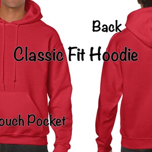 Pu&ograve; includere: Felpa con cappuccio rossa a vestibilit&agrave; classica con una tasca a marsupio. La felpa ha un cappuccio con coulisse e maniche lunghe. Il testo "Classic Fit Hoodie" &egrave; stampato sul davanti della felpa.