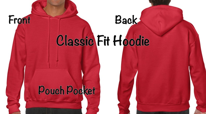 Pu&ograve; includere: Felpa con cappuccio rossa a vestibilit&agrave; classica con una tasca a marsupio. La felpa ha un cappuccio con coulisse e maniche lunghe. Il testo "Classic Fit Hoodie" &egrave; stampato sul davanti della felpa.