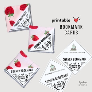 Puede incluir: Tres marcapáginas de esquina triangulares de tela rosa claro con un patrón de fresas rojas y borde blanco y negro. Dos tarjetas cuadradas imprimibles muestran el texto printable BOOKMARK CARDS, CORNER BOOKMARK y HAND MADE.