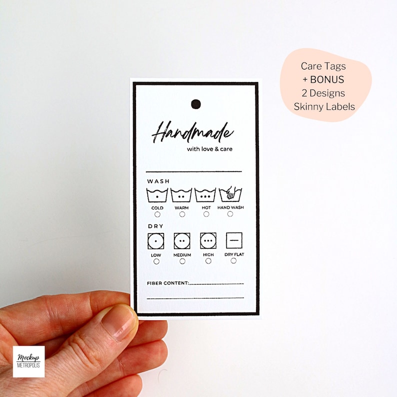 K&ouml;nnte beinhalten: Ein schwarz-wei&szlig;es Pflegeetikett mit dem Text "Handmade with love & care". Das Etikett enth&auml;lt einen Abschnitt f&uuml;r Waschanweisungen mit Symbolen f&uuml;r kalt, warm, hei&szlig; und Handw&auml;sche. Es gibt auch einen Abschnitt f&uuml;r Trockenanweisungen mit Symbolen f&uuml;r niedrig, mittel, hoch und flach trocknen. Das Etikett hat einen Platz f&uuml;r den Fasergehalt.
