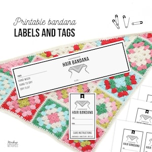 Puede incluir: Un colorido pañuelo de ganchillo hecho a mano con etiquetas. El pañuelo presenta un diseño de patchwork con cuadrados rosas, verdes, amarillos y blancos. Las etiquetas dicen "Printable bandana LABELS AND TAGS" y "HAIR BANDANA HECHO A MANO".