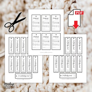 K&ouml;nnte beinhalten: Ein druckbares PDF-Mockup, das zwei verschiedene Arten von handgefertigten Etiketten zeigt. Die Etiketten sind rechteckig und tragen den Text "Crocheted by hand" und "Knitted by hand". Die Etiketten sind f&uuml;r die Verwendung mit handgefertigten Artikeln gedacht.