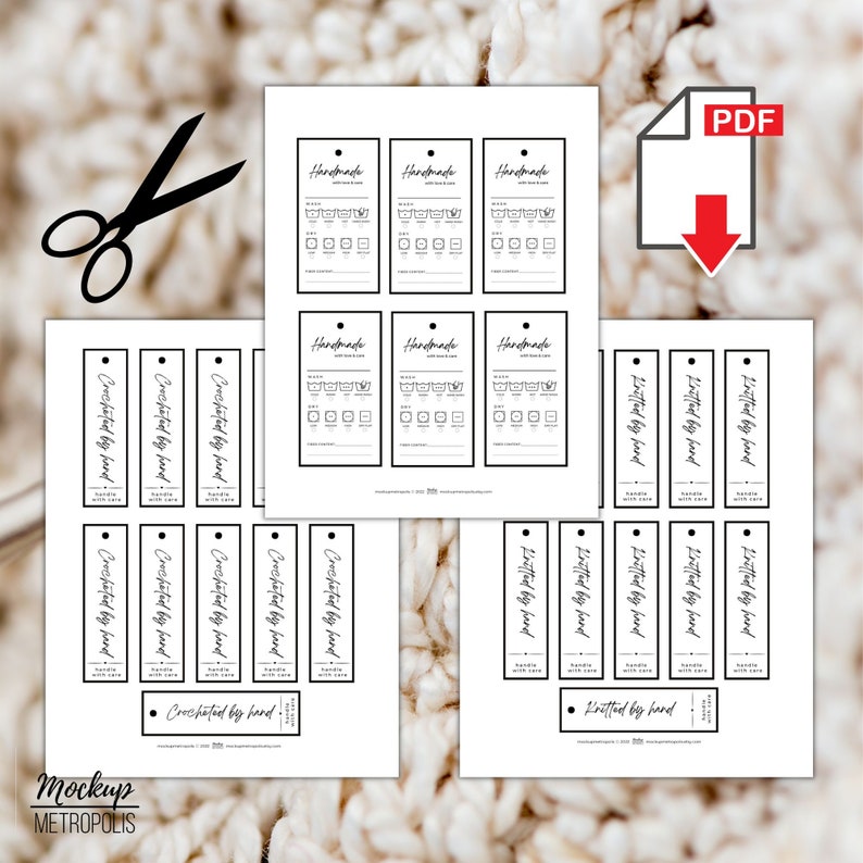 K&ouml;nnte beinhalten: Ein druckbares PDF-Mockup, das zwei verschiedene Arten von handgefertigten Etiketten zeigt. Die Etiketten sind rechteckig und tragen den Text "Crocheted by hand" und "Knitted by hand". Die Etiketten sind f&uuml;r die Verwendung mit handgefertigten Artikeln gedacht.