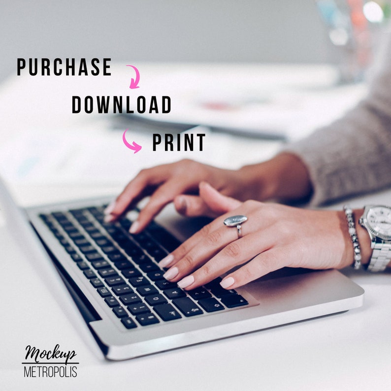 K&ouml;nnte beinhalten: Die H&auml;nde einer Person tippen auf einem silbernen Laptop mit einer schwarzen Tastatur. Der Text "PURCHASE DOWNLOAD PRINT" ist in Pink &uuml;ber dem Laptop geschrieben.