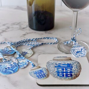Puede incluir: Etiquetas de regalo de jengibre de porcelana azul y blanca con cordel. Las etiquetas presentan un dise&ntilde;o chino tradicional con el car&aacute;cter chino para "doble felicidad".