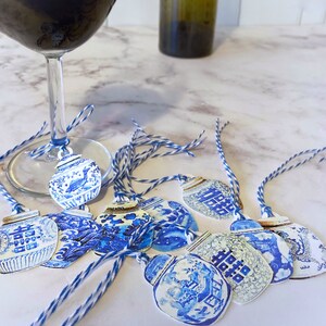 Puede incluir: Etiquetas de regalo de jarr&oacute;n de jengibre de porcelana azul y blanco con cordel. Las etiquetas presentan una variedad de dise&ntilde;os, que incluyen patrones florales, caracteres chinos y p&aacute;jaros.