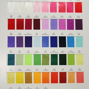 K&ouml;nnte beinhalten: Farbtabelle mit Farbmustern des Satin Supreme Bandes 5400. Die Tabelle zeigt eine Vielzahl von Farben, darunter Wei&szlig;, Rosa, Rot, Lila, Blau, Gr&uuml;n, Gelb, Orange und Braun. Jedes Muster ist mit einem Farbnamen und einer Nummer versehen.