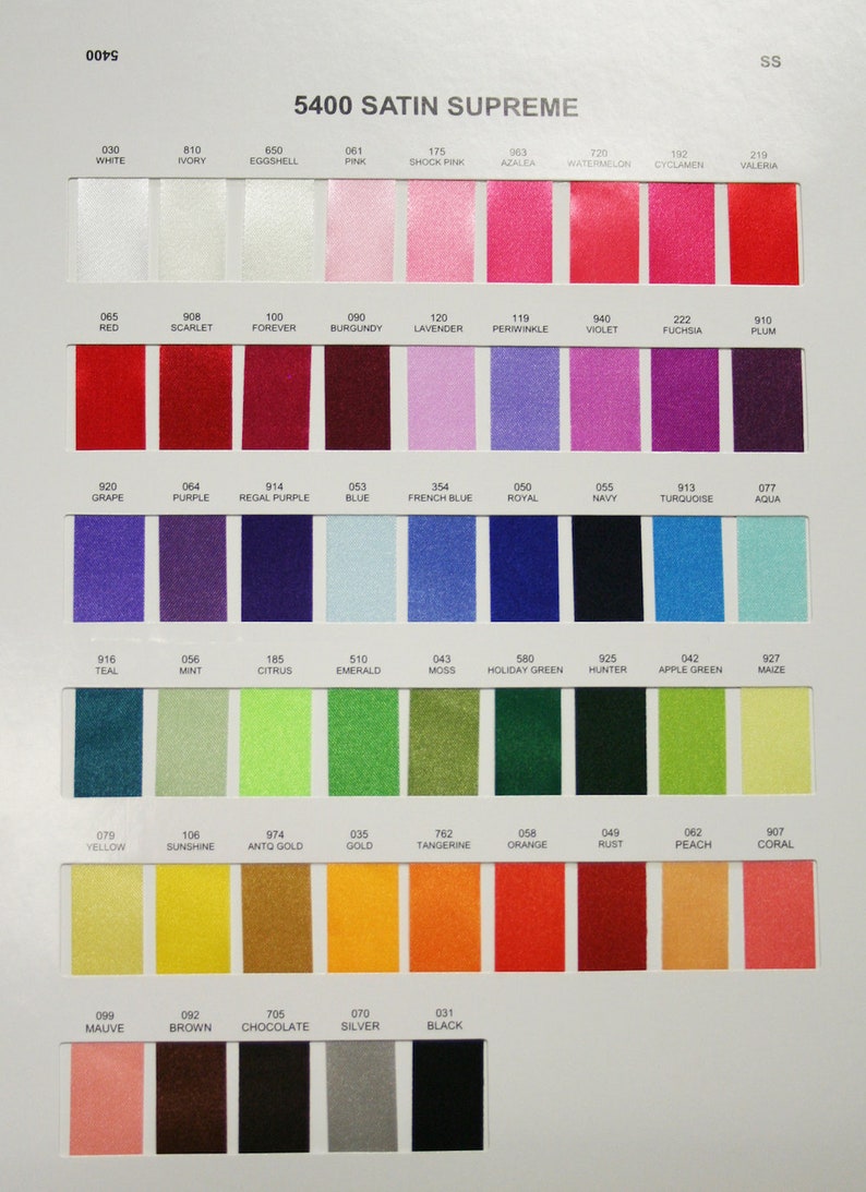 K&ouml;nnte beinhalten: Farbtabelle mit Farbmustern des Satin Supreme Bandes 5400. Die Tabelle zeigt eine Vielzahl von Farben, darunter Wei&szlig;, Rosa, Rot, Lila, Blau, Gr&uuml;n, Gelb, Orange und Braun. Jedes Muster ist mit einem Farbnamen und einer Nummer versehen.