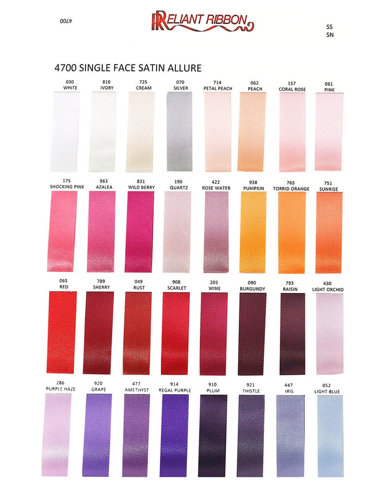 K&ouml;nnte beinhalten: Eine Farbkarte mit Satinbandmustern. Die Karte zeigt eine Vielzahl von Farben, darunter Wei&szlig;, Creme, Rosa, Rot, Lila und Blau. Der Text "4700 SINGLE FACE SATIN ALLURE" steht oben. Die Marke "RELIANT RIBBON" ist ebenfalls sichtbar.
